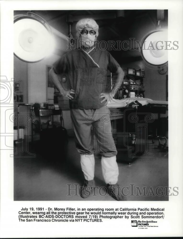 1991 Press Photo Dr. Morey Filler in an operating room at California Pacific Med - Historic Images