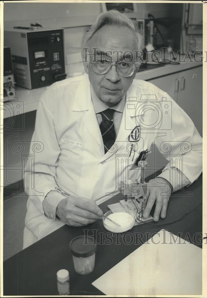 1992 Press Photo Lawrence Lanzl Professor of Raiology University of Chicago - Historic Images