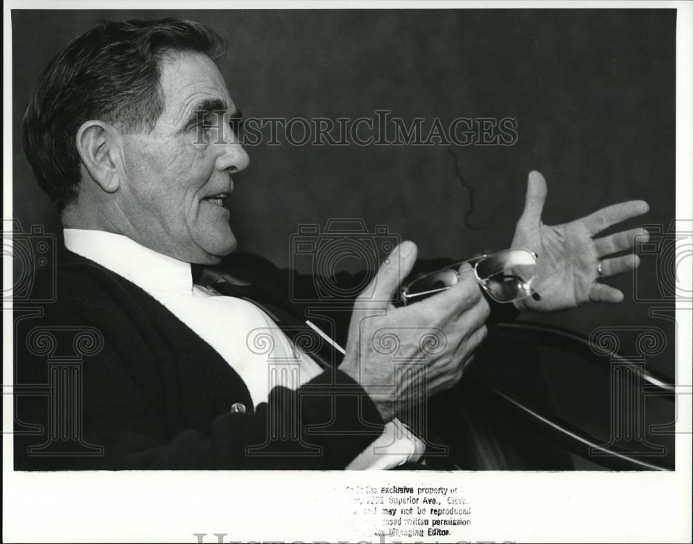 1989 Press Photo Kevin O&#39; Donnell Pres. of Sifco Industries duringan interview - Historic Images