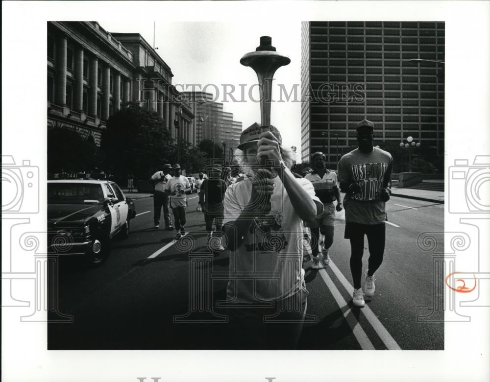 1991 Press Photo Cleveland Police Commander Kathryn Mengel runs marathon - Historic Images