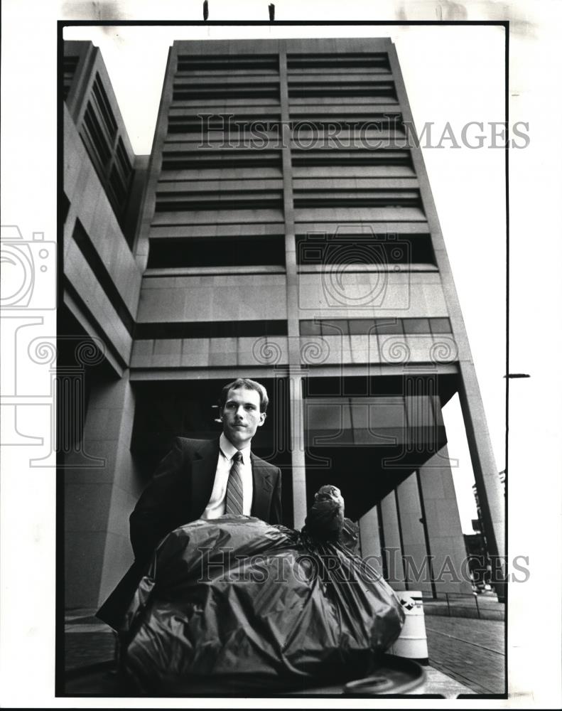 1987 Press Photo James L. Oliver outside the Justice Center - Historic Images