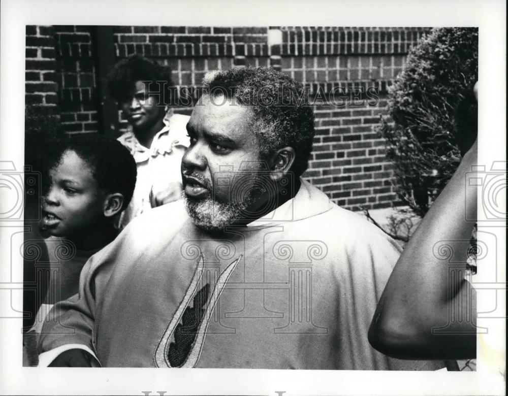 1987 Press Photo Reverend Paul Marshall, St. Aloysius Catholic church pastor - Historic Images