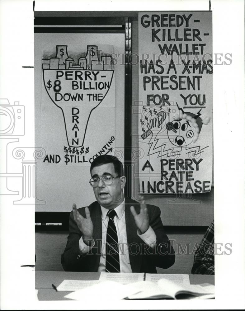 1988 Press Photo Joe Meissner, speaks against the CEI rate - Historic Images