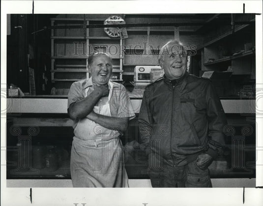 1990 Press Photo Al Resnick with a customer, Bill Turk - Historic Images