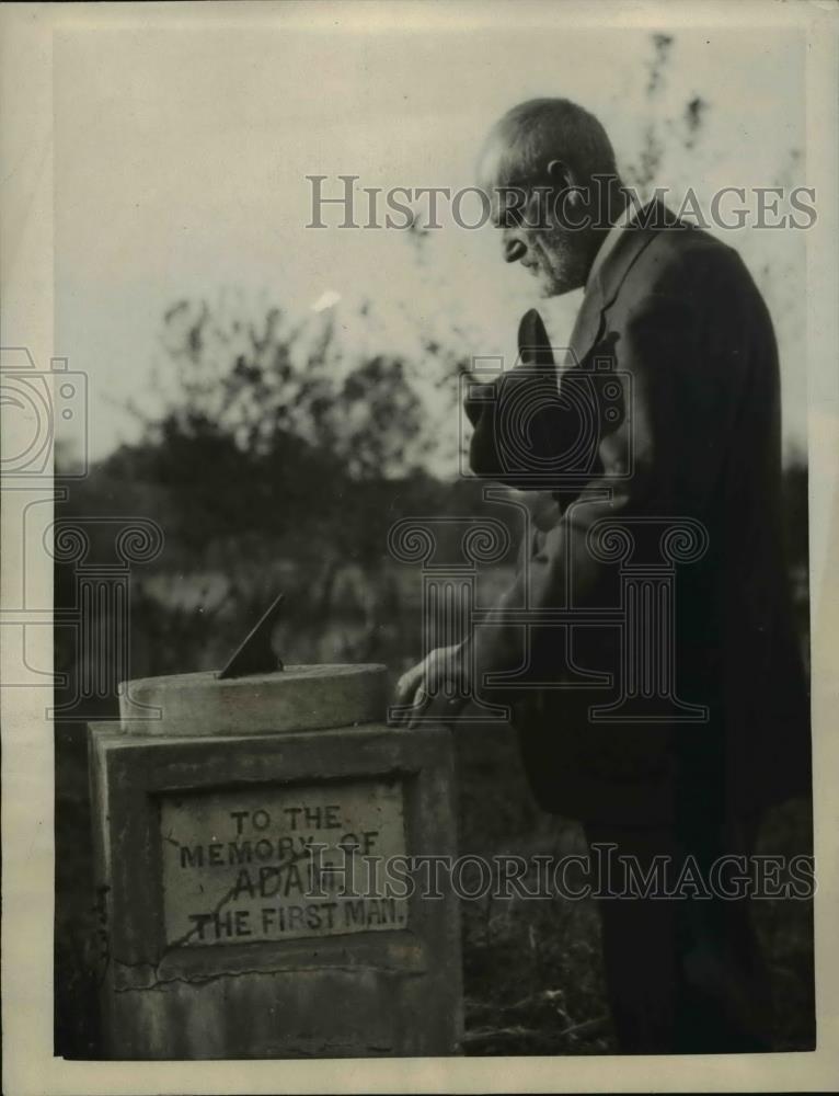 1922 Press Photo John Brady at the memorial of Adam - Historic Images
