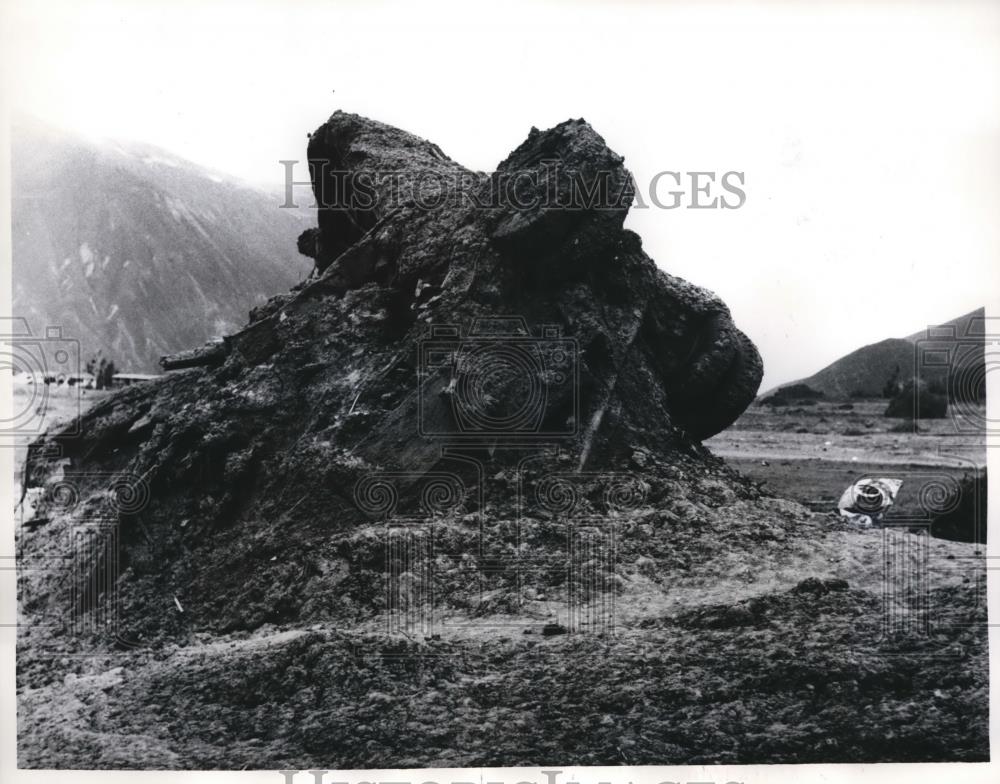 1970 Press Photo An overturned bus lies at the Plaza de Armas in Peru - Historic Images