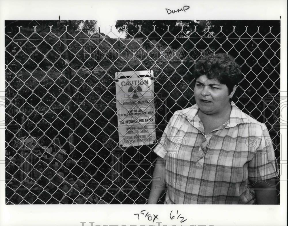 1991 Press Photo Kathleen M. Edwards at Newburgh Heights Radioactive Dump - Historic Images