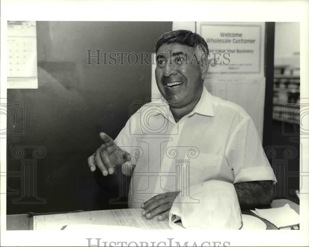 1991 Press Photo Frank Renzi, Bellaire Store manager - Historic Images