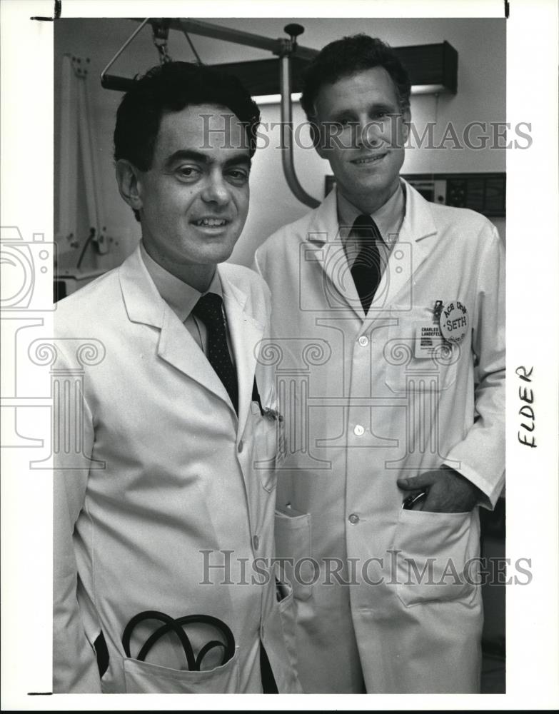 1990 Press Photo Dr Robert M Palmer &amp; Dr. Seth Landefel of Ace Unit Univ Hosp. - Historic Images