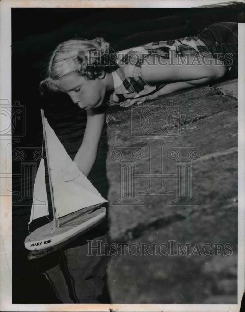 Press Photo Doris Hoffman with model boat - Historic Images