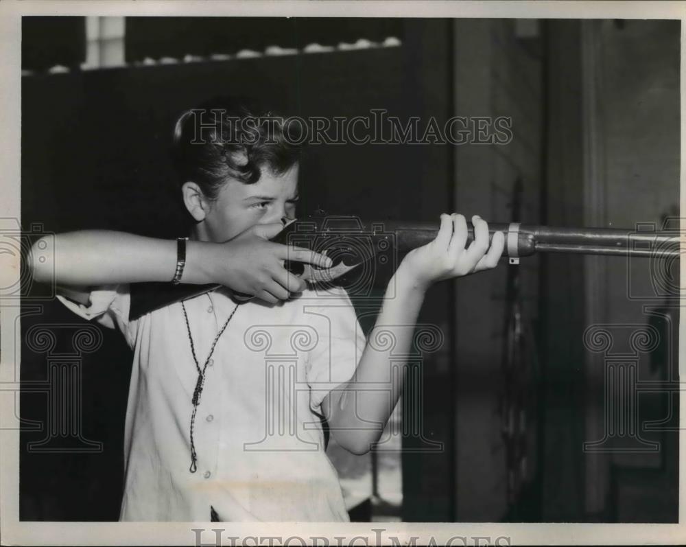 1959 Press Photo Judy Capes age 11 holds air rifle correctly - Historic Images