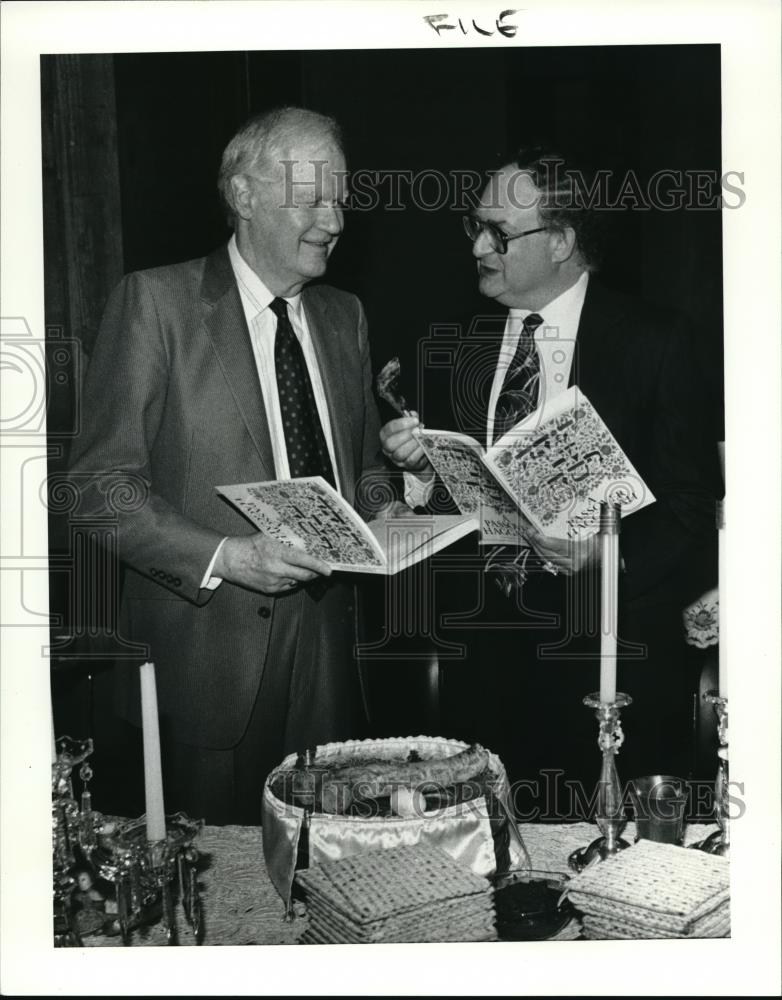 1991 Press Photo Rabbi Michael Oppenheimer explains a Jewish Sader celebration - Historic Images