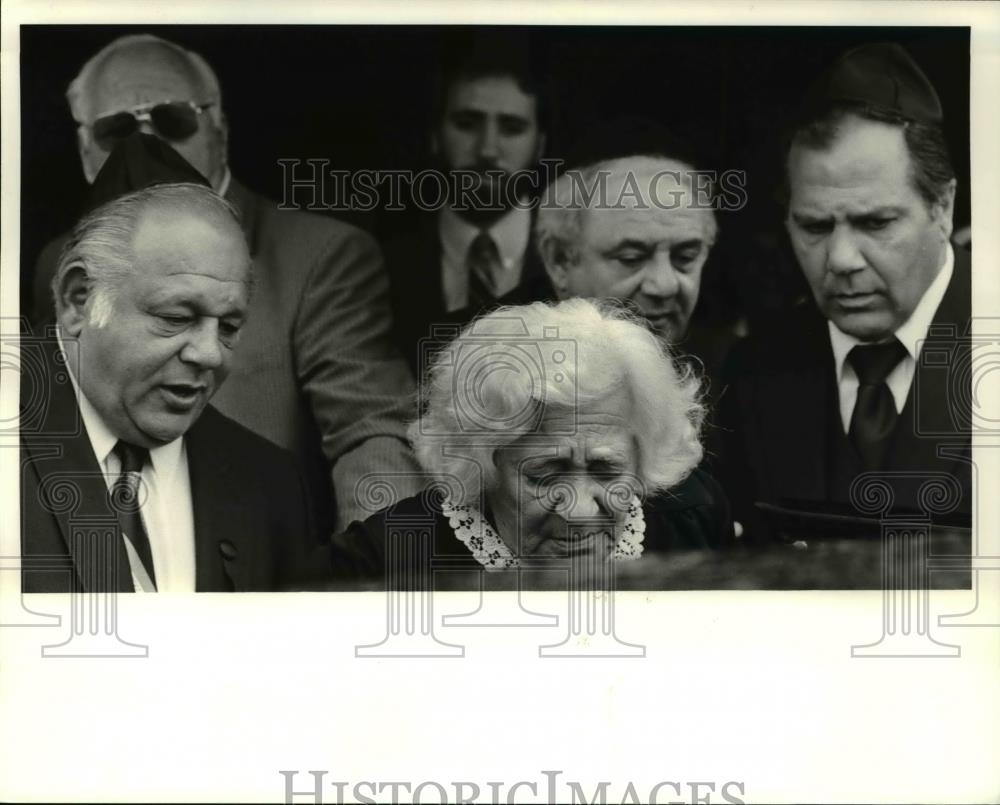 1991 Press Photo Mrs. William Presser, Jackie Presser and Marvin at the funeral - Historic Images