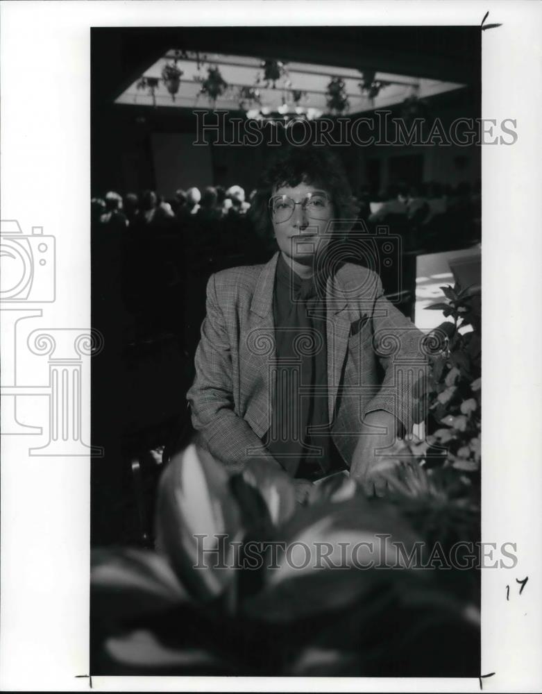 1991 Press Photo Mary Ann McGourty Parennial Specialist at PUB Reataurant - Historic Images