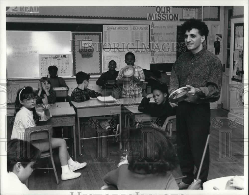 1990 Press Photo Teacher Frank Mussara at Almira School - Historic Images