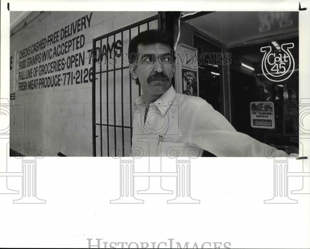 1988 Press Photo Hamdi Oasem talks about the shooting at a market - Historic Images