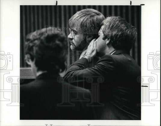 1988 Press Photo Michael Hennenberg, lawyer whispers to his Dale H. Madison - Historic Images