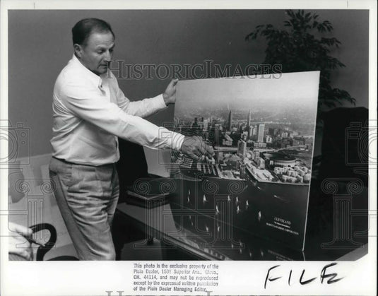 1988 Press Photo Vince Marotta and his proposed Harbor Development - Historic Images