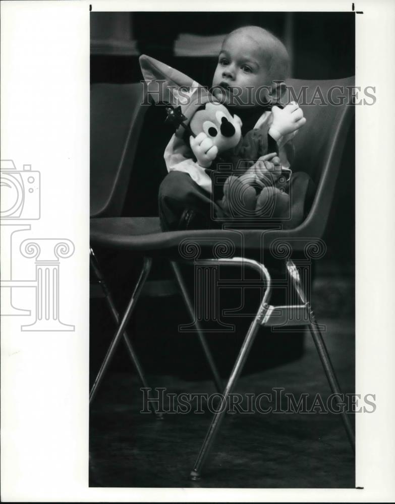 1990 Press Photo Four year old Mark McBride sits in his chair with his Mickey - Historic Images