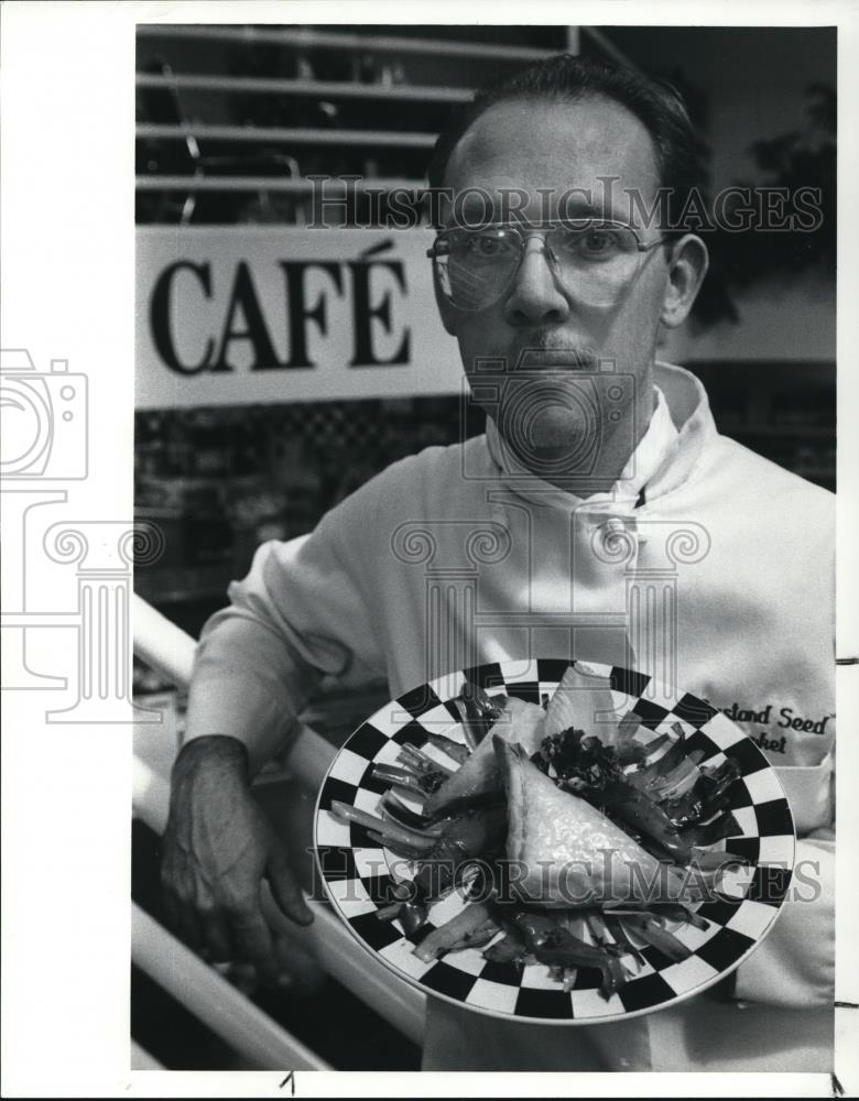 1991 Press Photo Dan Remark with his wild mushroom tempeh encroute - Historic Images