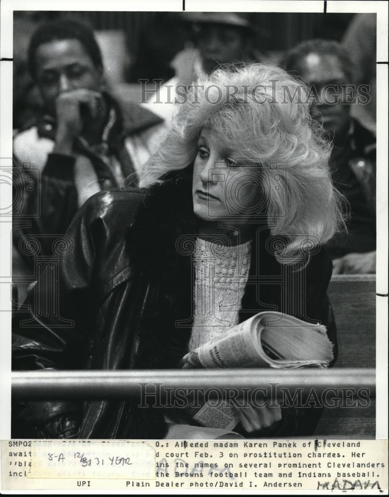 1989 Press Photo Karen Panek waits for her arraigment on Prostitution Charges - Historic Images