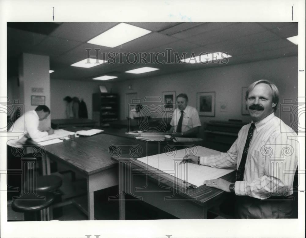 1990 Press Photo Jon Morris News manager of The F.W. Dodge Co. - Historic Images