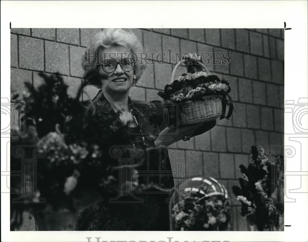 1990 Press Photo Sunny O&#39;Neil holds up floral arrangement at Cuyahoga Valley - Historic Images