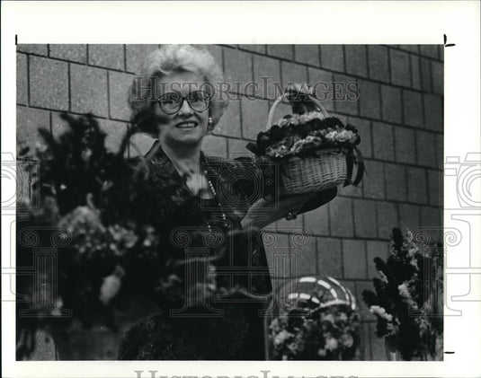 1990 Press Photo Sunny O'Neil holds up floral arrangement at Cuyahoga Valley - Historic Images