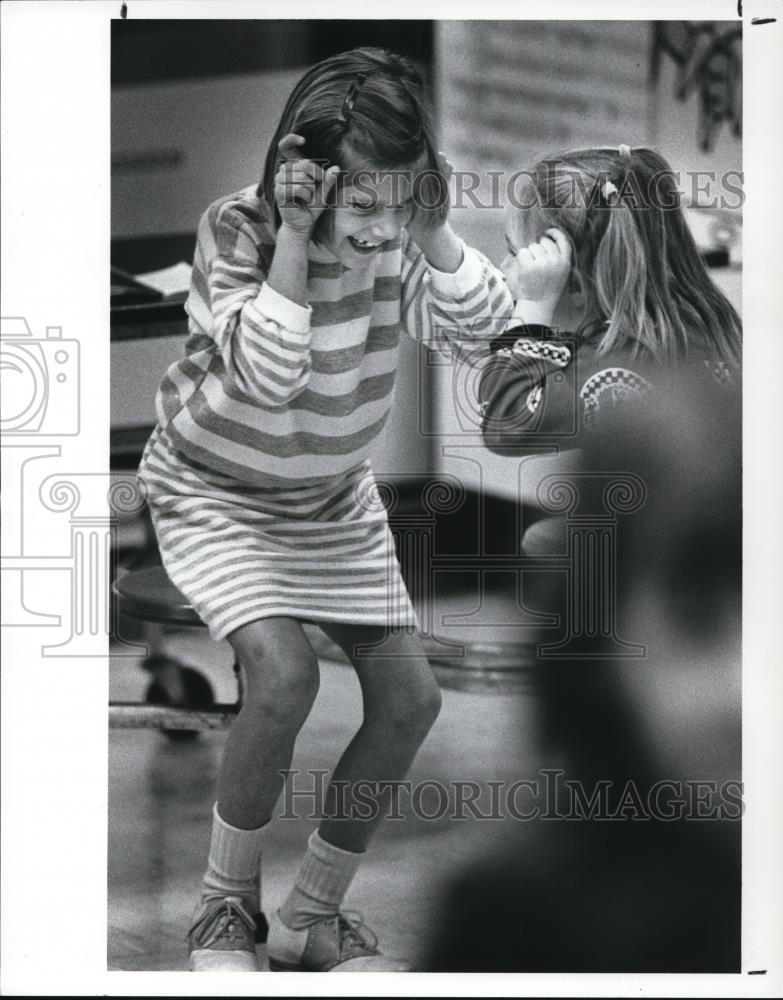 1988 Press Photo Erin Linden leaps around playing with Holly Price at YMCA - Historic Images