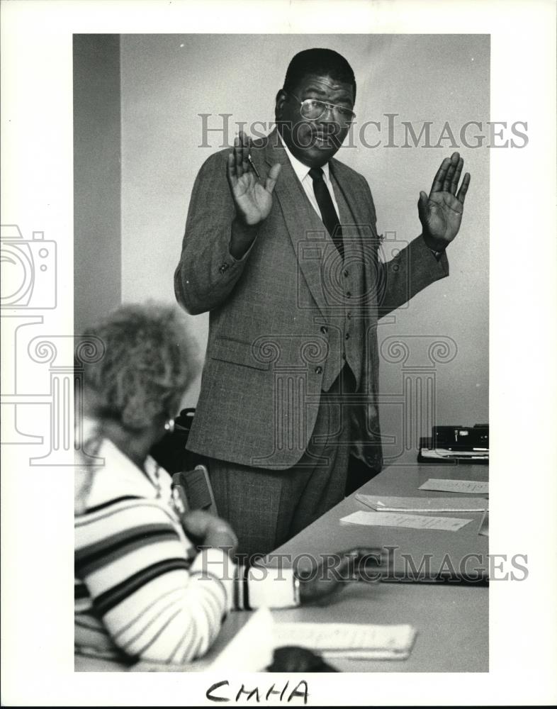 1989 Press Photo Darlice Ogletree of CMHA security office answers resident - Historic Images