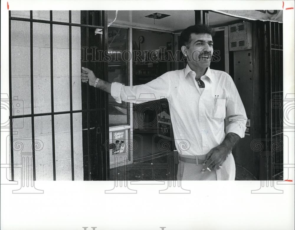 1988 Press Photo Store owner Hamdi Qasem, of Halloh&#39;s Square Deal market - Historic Images