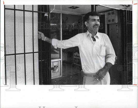 1988 Press Photo Store owner Hamdi Qasem, of Halloh's Square Deal market - Historic Images