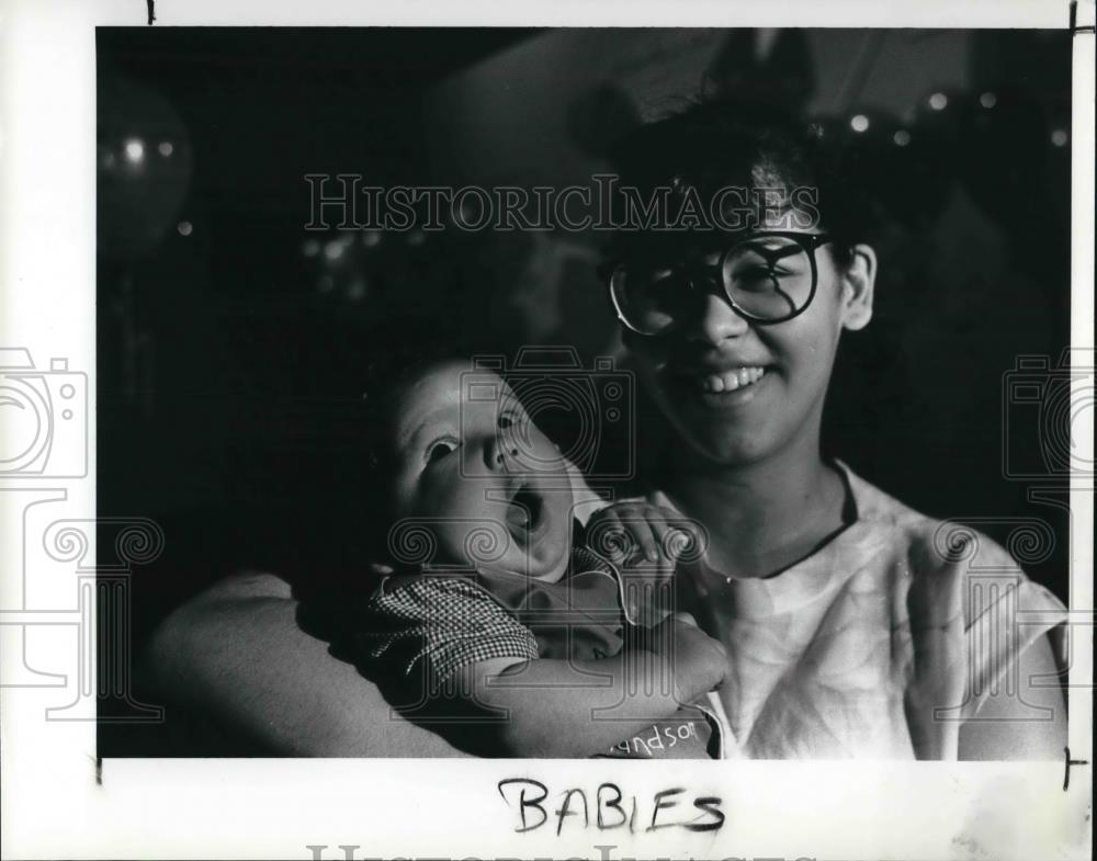 1989 Press Photo Lorraine Llanos and her son one and a half month old Nicholas - Historic Images