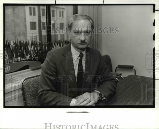 1989 Press Photo Algis P. Ruksenas of the Nationalities Services Center - Historic Images