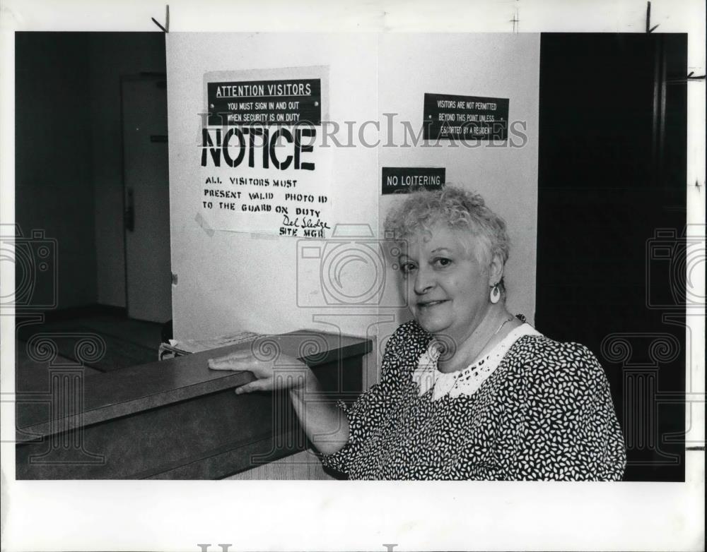 1989 Press Photo Doran Mc Keever, protesting policy of using photo ID - Historic Images