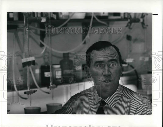 Press Photo James Mooney in a laboratory at Mooney Chemicals - Historic Images