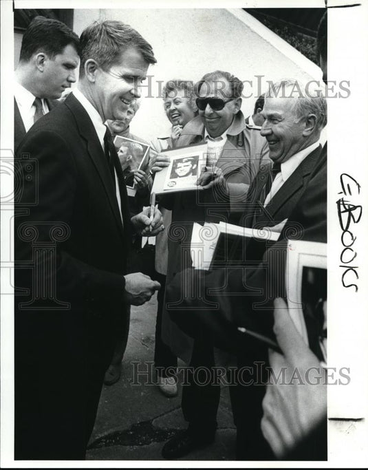 1989 Press Photo Oliver North signs autograph for his fans after his speech - Historic Images