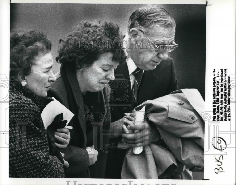 1988 Press Photo Mrs Adeline Guhde, Mrs Kathleen Maniglia and Mr Arthur Guhde - Historic Images