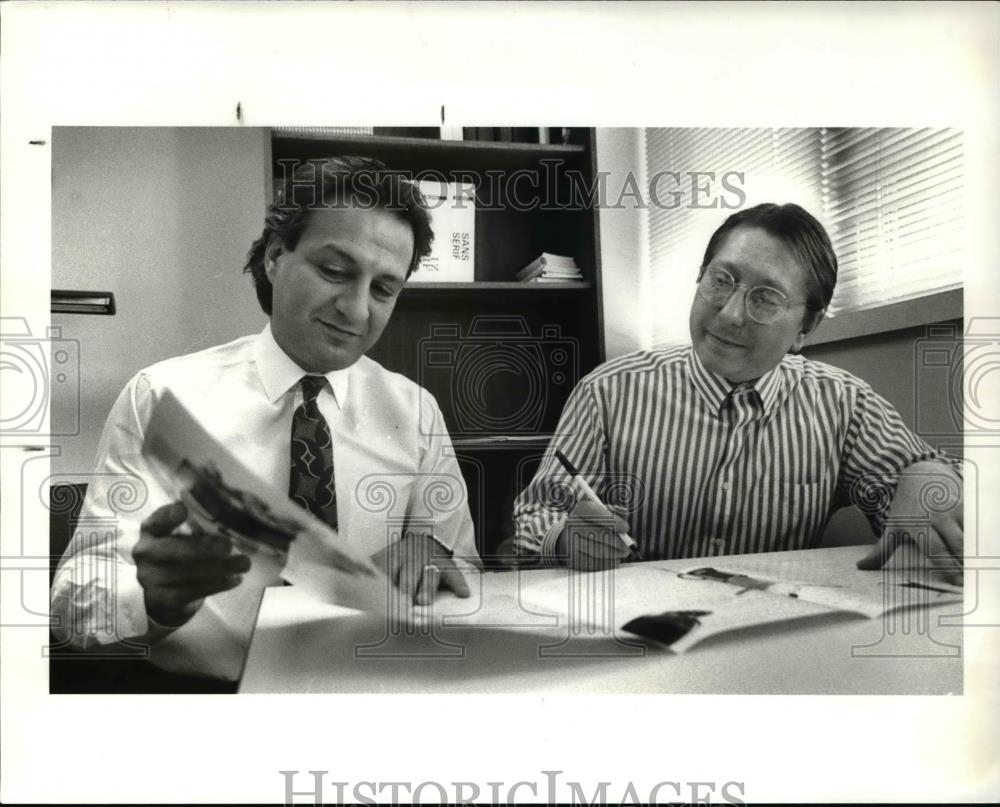 1989 Press Photo Chris Perry with ex art director Bill Schwartz - Historic Images