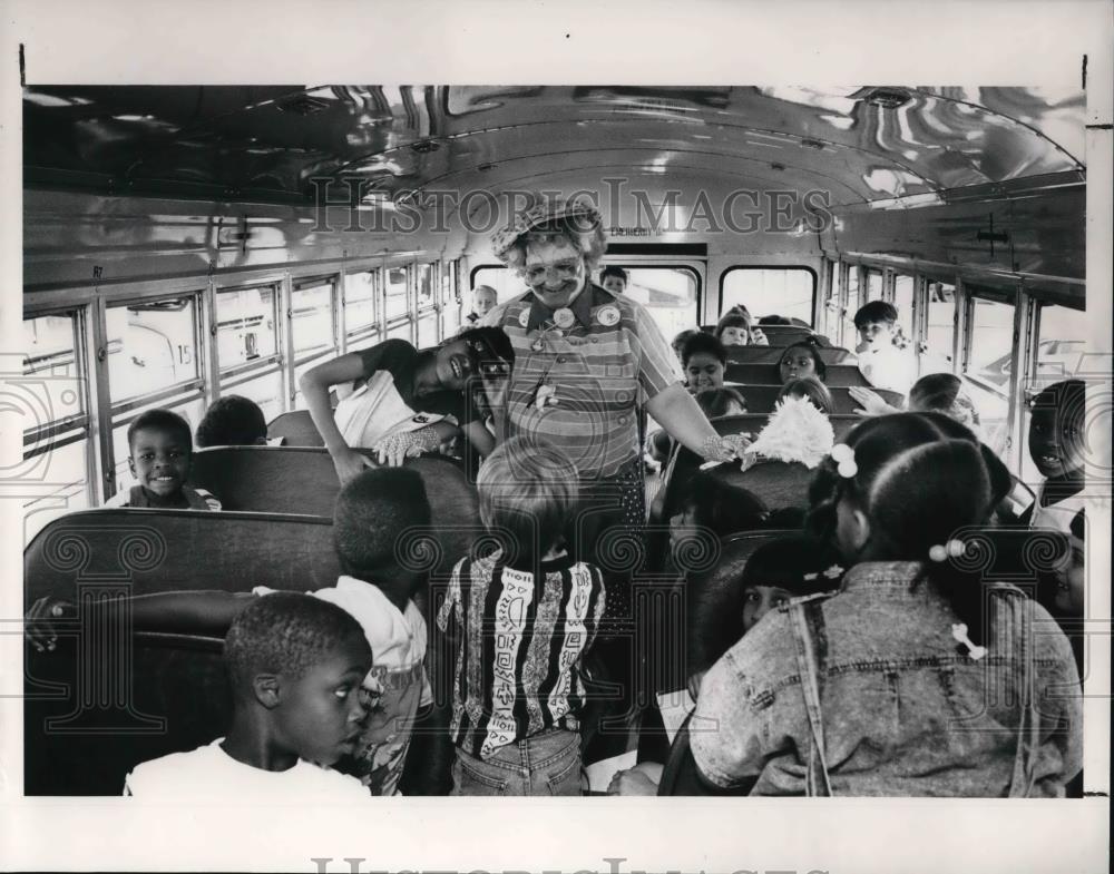 1991 Press Photo Cathy Twinkles the Clown, Bedford School Bus Driver - Historic Images