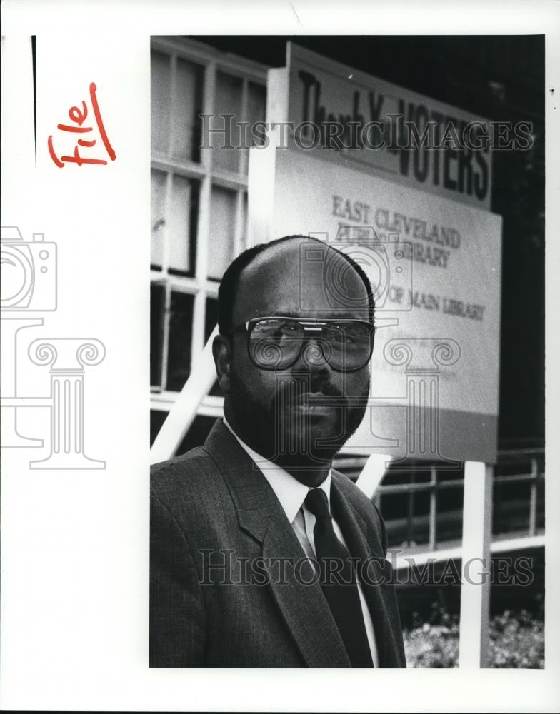 1989 Press Photo Gregory L. Reese, director of Cleveland Library - Historic Images