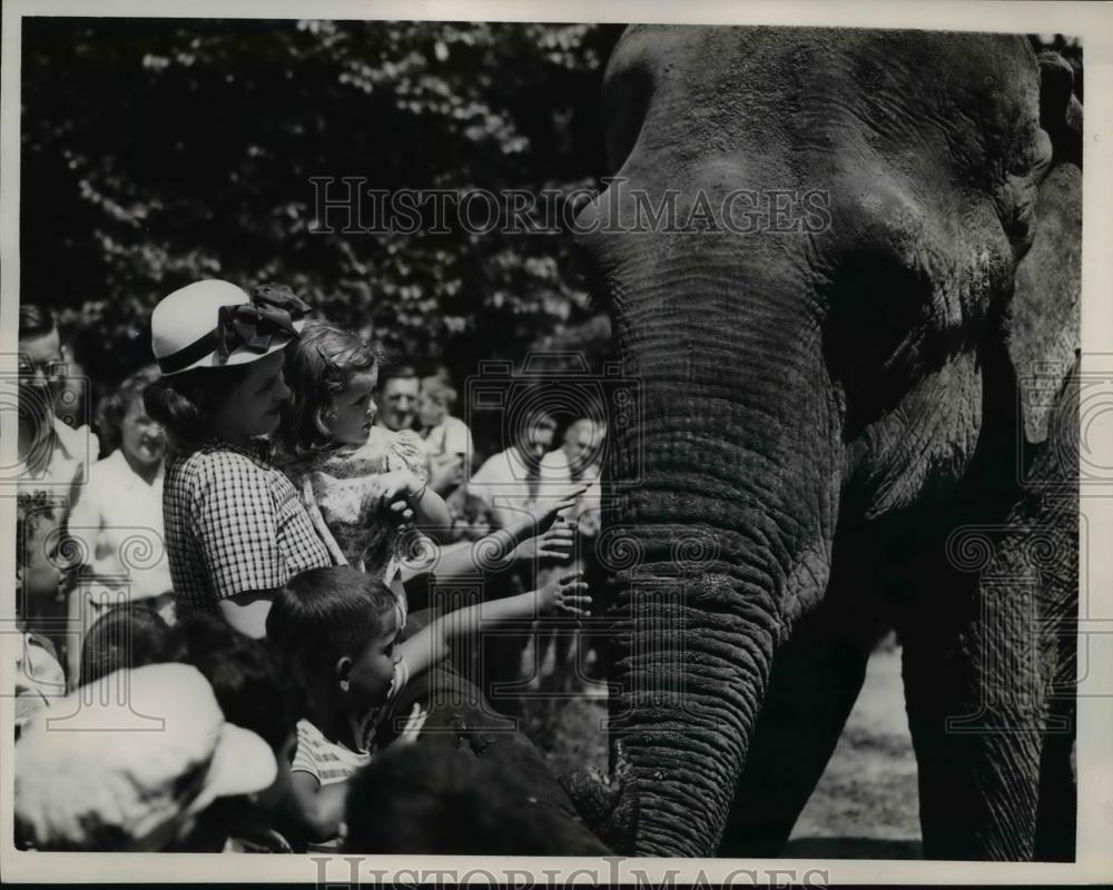 1947 Press Photo Davina Philps, 11709 Lake Ave and Mary Ellen Sullivan - Historic Images