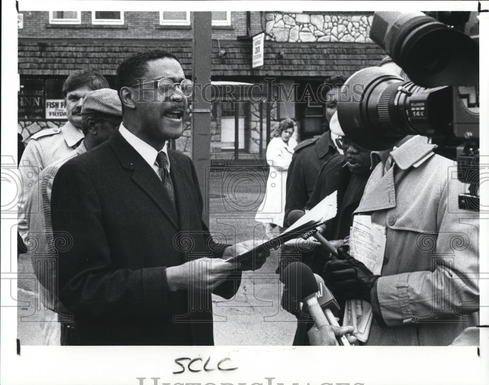 1989 Press Photo Tony Minor, of SCLC, holds a press conf. at 71st and Harvard - Historic Images