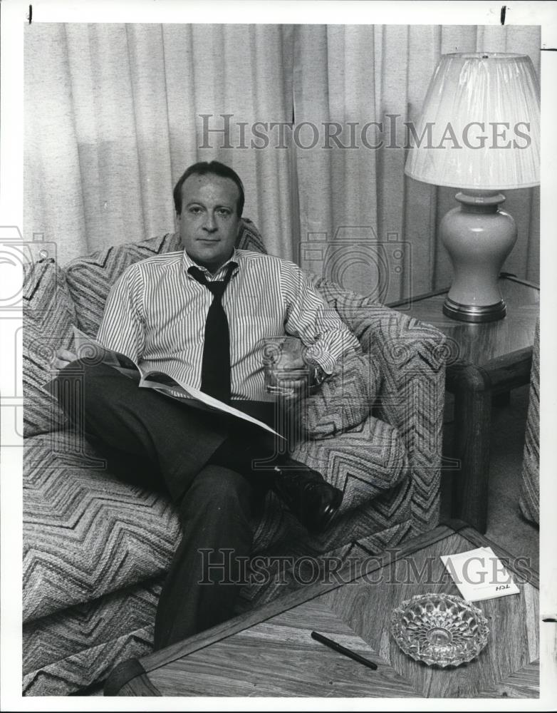 1988 Press Photo Tom Rhine, uses temporary housing at the Park Apartments - Historic Images