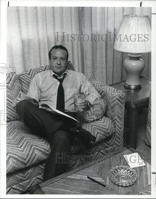 1988 Press Photo Tom Rhine, uses temporary housing at the Park Apartments - Historic Images