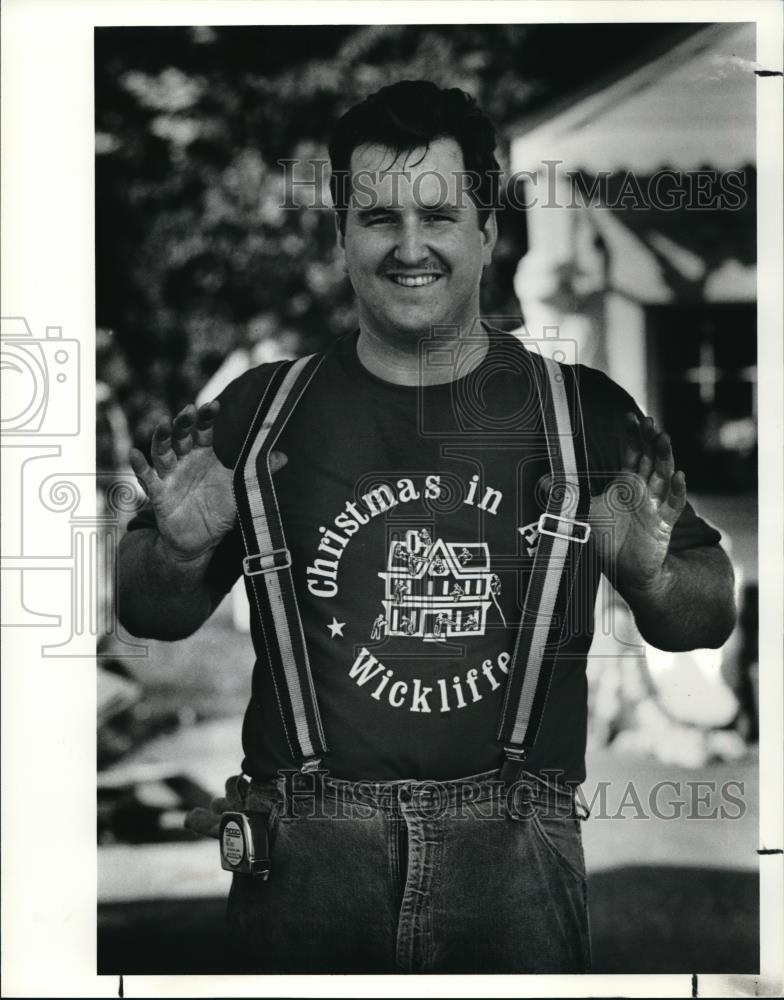 1990 Press Photo Ted Melko, the house capt. displays his team tee shirt - Historic Images