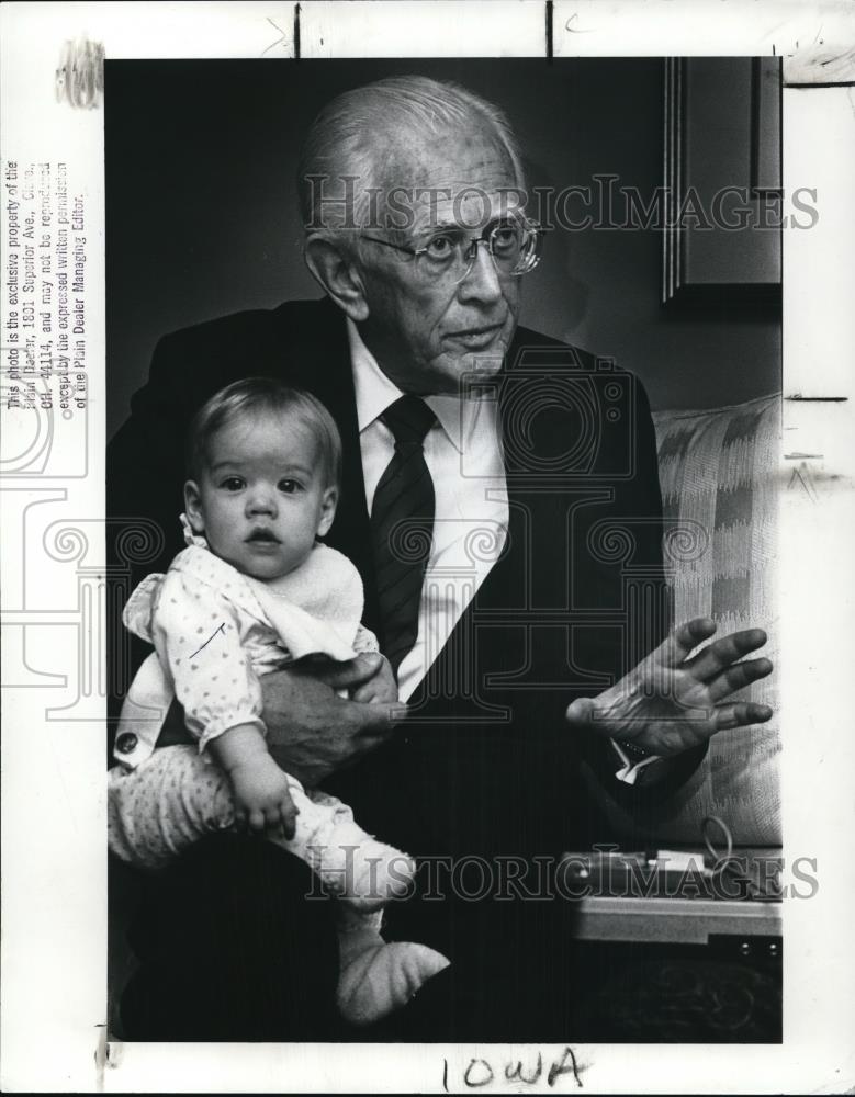 1988 Press Photo Sen Howard Metzembaum holds Jennifer Leigh McDonnell - Historic Images