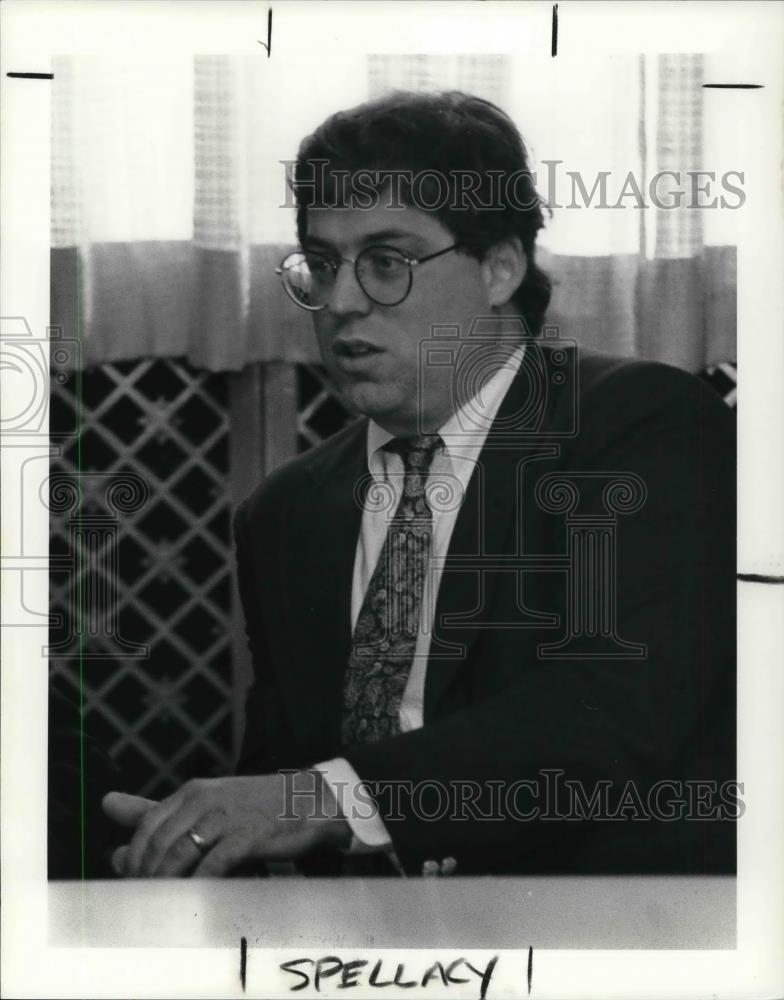 1990 Press Photo Dr. Steven Krug gives results of investigation at Margaret - Historic Images