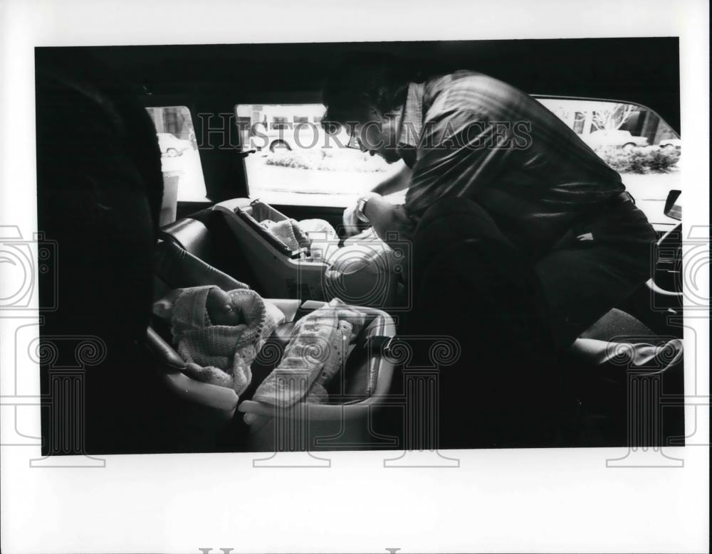 1989 Press Photo Father of Four loads them into the van for a trip home - Historic Images