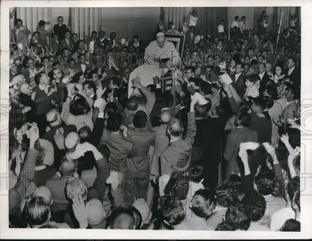 1952 Press Photo Pope Pius XII blessed a crowd of hundreds of the faithful - Historic Images